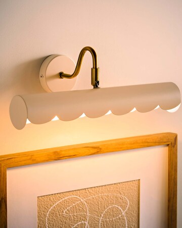 ValueLights Millie Scallop Picture Wall Light