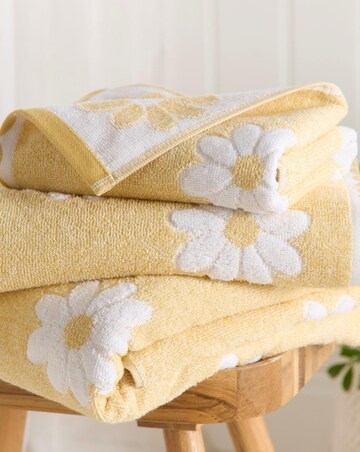 Dreams & Drapers Daisy Floral Towel