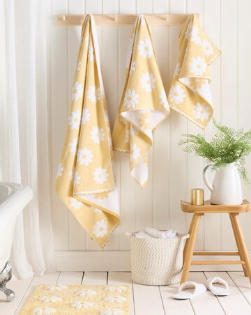 Dreams & Drapers Daisy Floral Towel