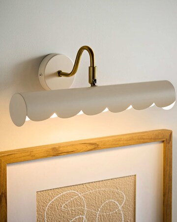 ValueLights Millie Scallop Picture Wall Light