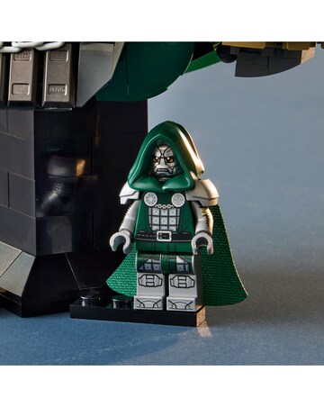 LEGO Marvel Bust