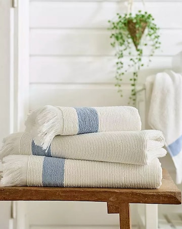 The Lyndon Company Oakwood Ridge Textured Fringed Towel