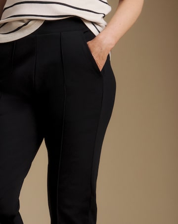 Slimma Black Comfort Fit Straight Leg Trouser Short