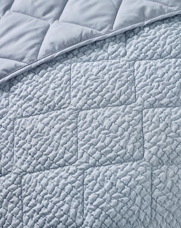 Catherine Lansfield Crinkle Seersucker Bedspread
