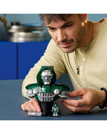 LEGO Marvel Bust