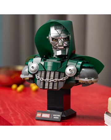 LEGO Marvel Bust