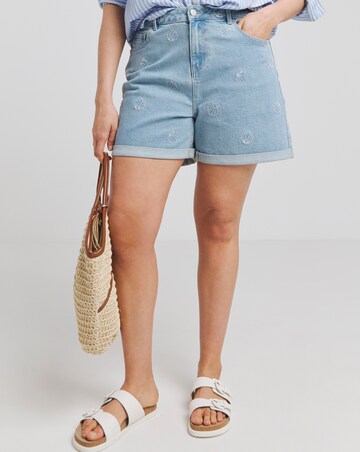 Light Wash Shell Embroidered Mom Short