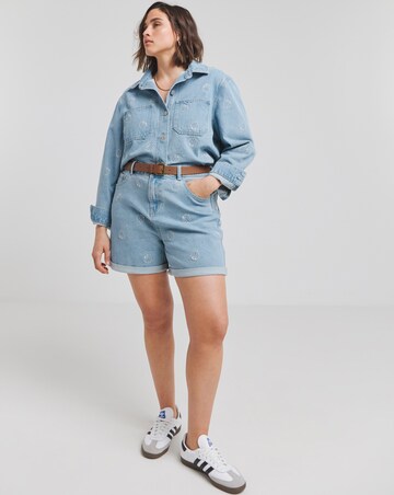 Light Wash Shell Embroidered Mom Short