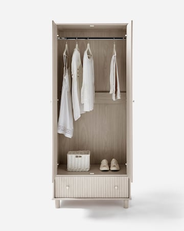 Julipa Latimer 4 Piece Bedroom Package