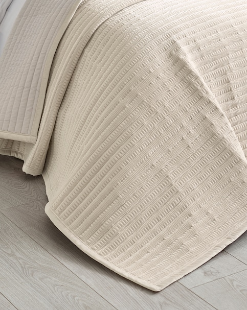 Catherine Lansfield Pinsonic Bedspread