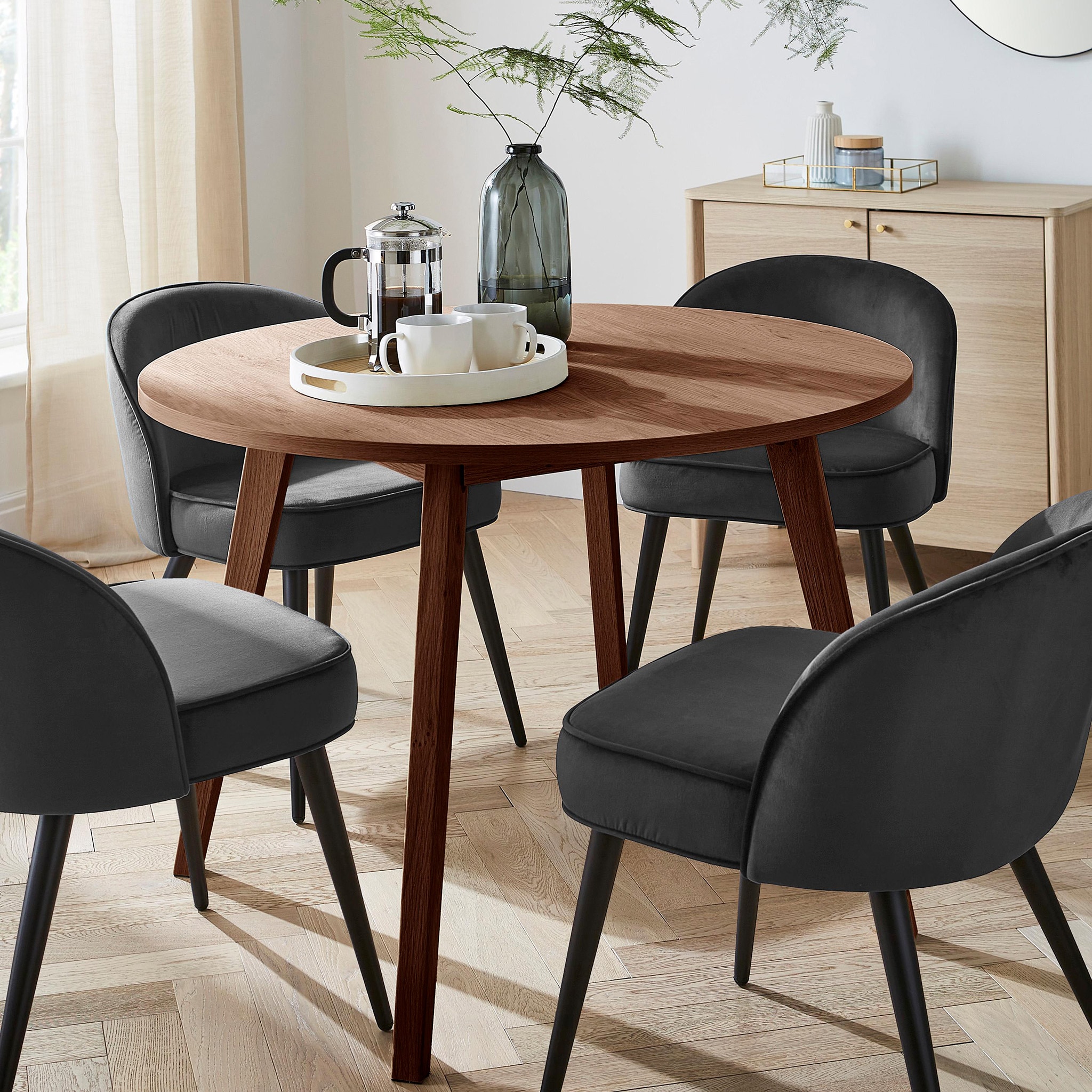 Oslo table with 4 velvet chairs