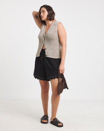 Simply Be Scallop Hem Shorts