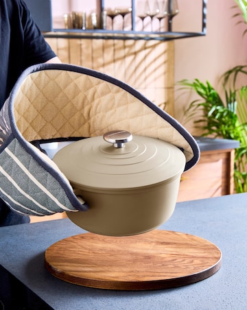 Morphy Richards Cast Aluminium 24cm Cream Casserole Dish