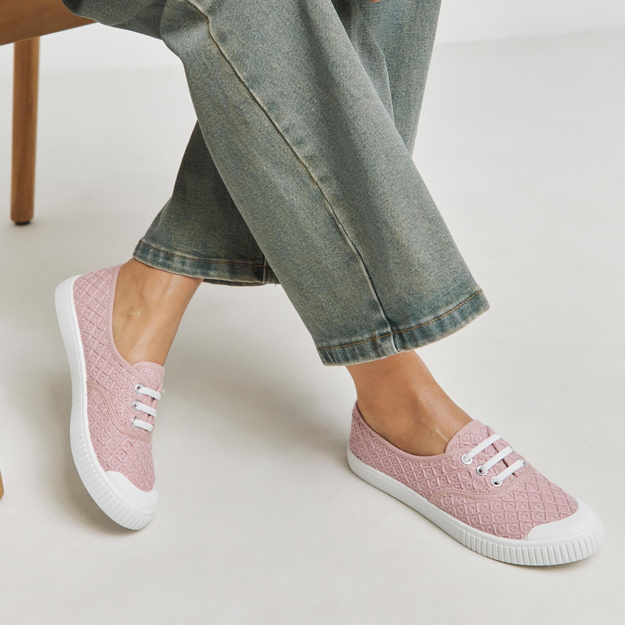 Standard width trainers