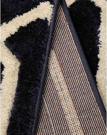 Newport Lattice Geometric Runner