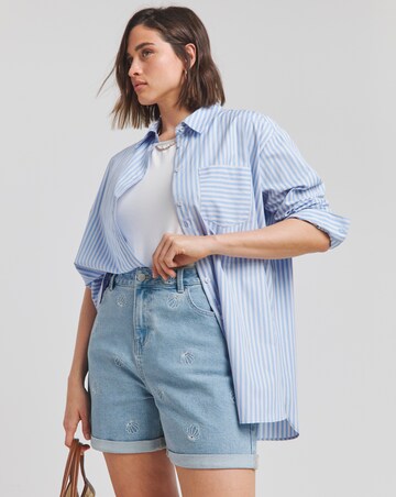 Light Wash Shell Embroidered Mom Short