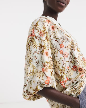 Collarless Bubble Sleeve Top