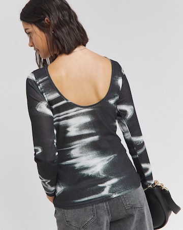 Mono Print Mesh Scoop Back Top