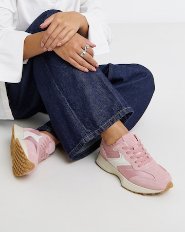 Akira Retro Runner Trainer - Wide Fit (E)