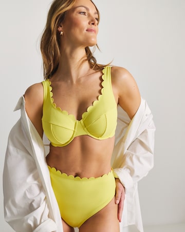 MAGISCULPT Medium Control Scallop Edge Bikini Bottoms