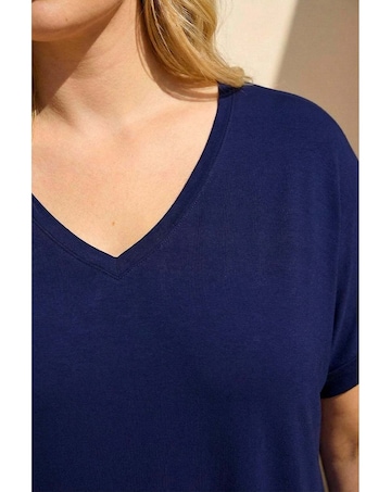 Roman Curve V-Neck Stretch Top