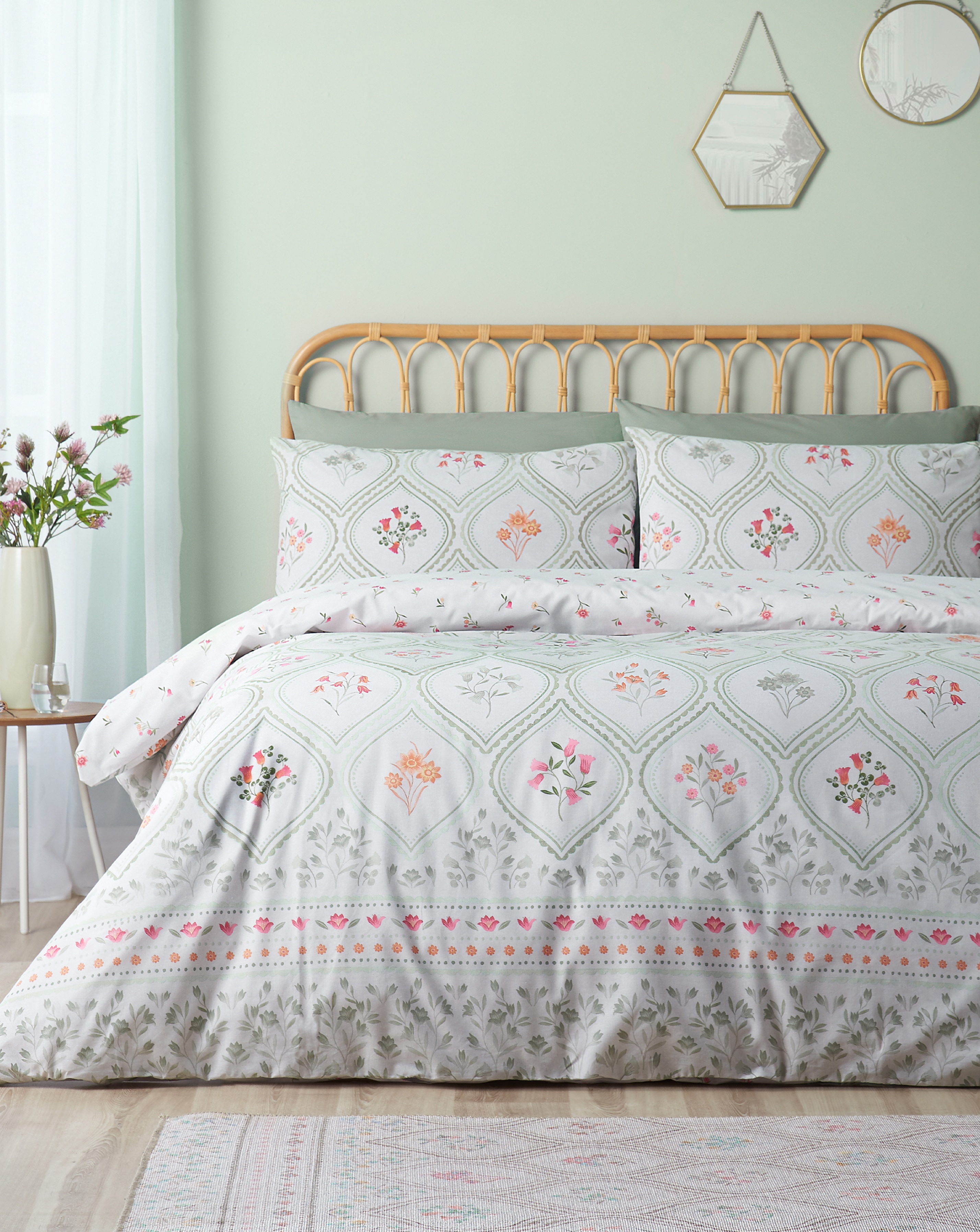 New In - Catherine Lansfield Cameo Duvet Set