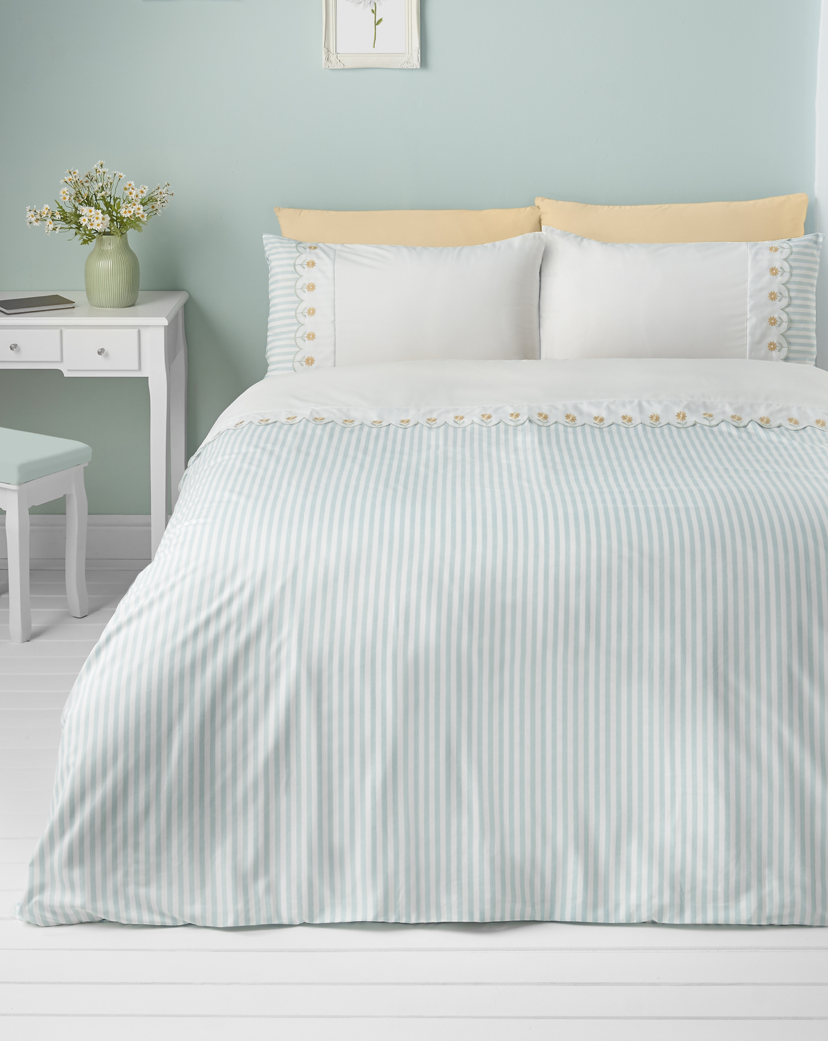 New In - Catherine Lanfield Daisy Duvet Set