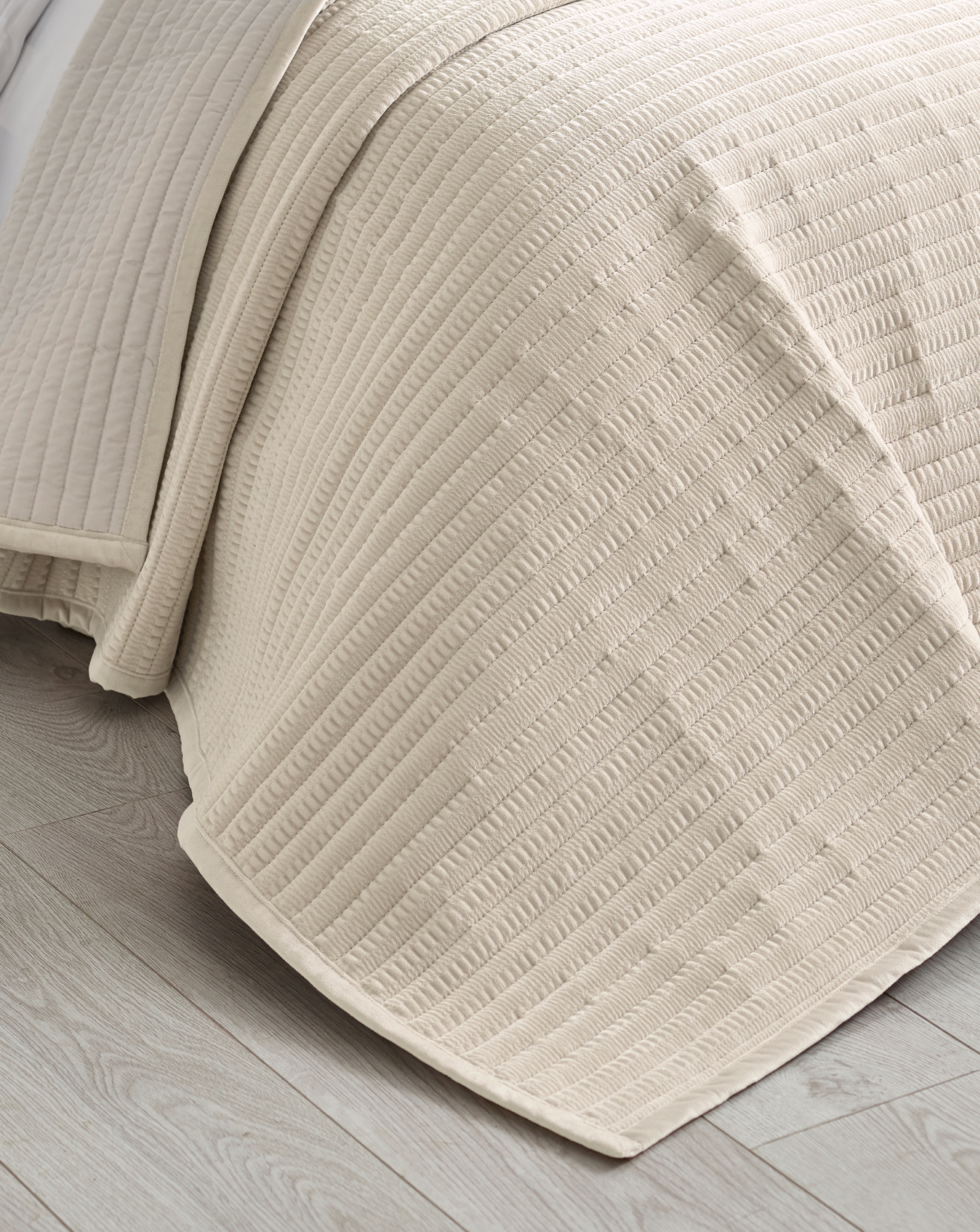 Catherine Lansfield Pinsonic Bedspread