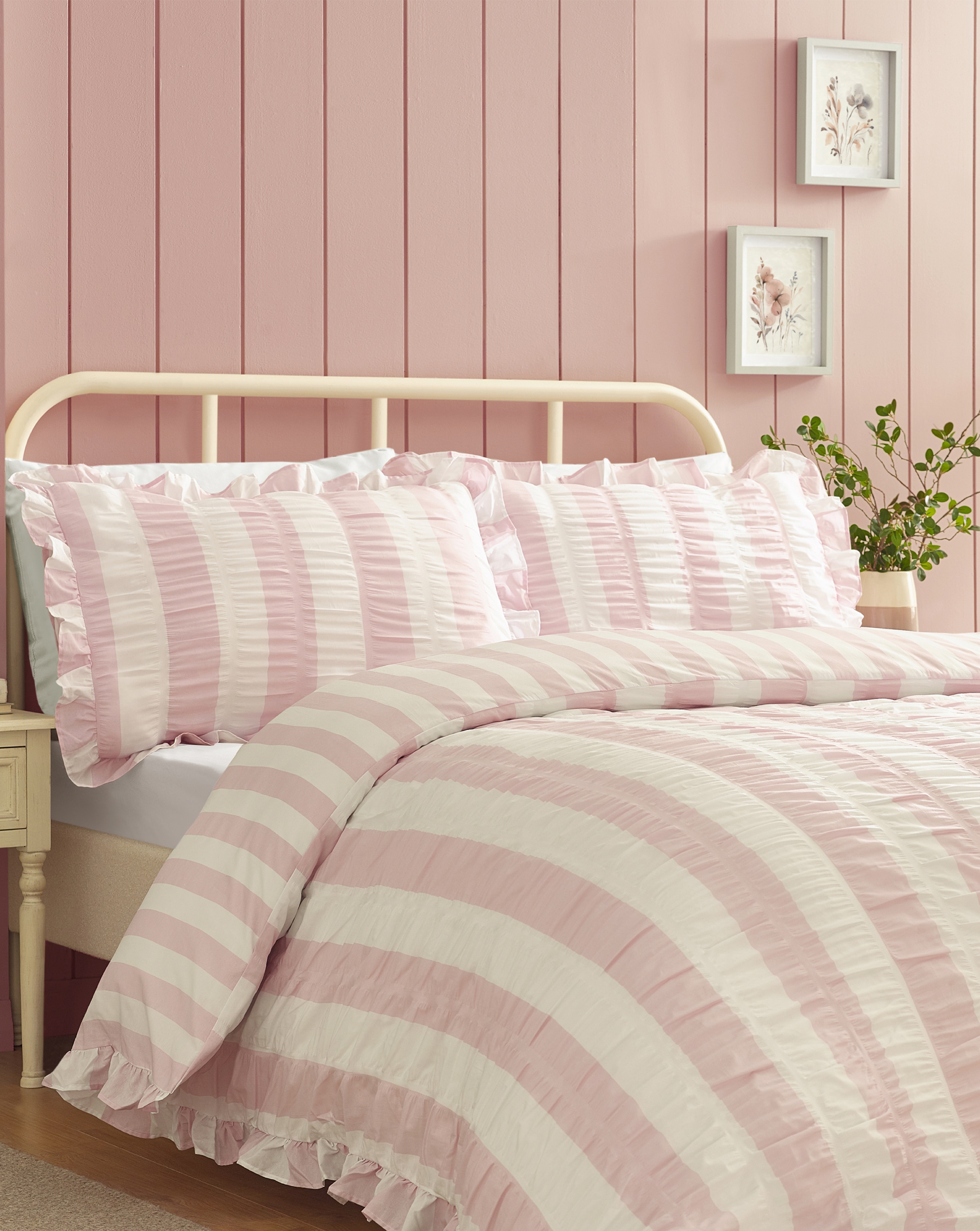 New In - Catherine Lansfield Seersucker Duvet Set