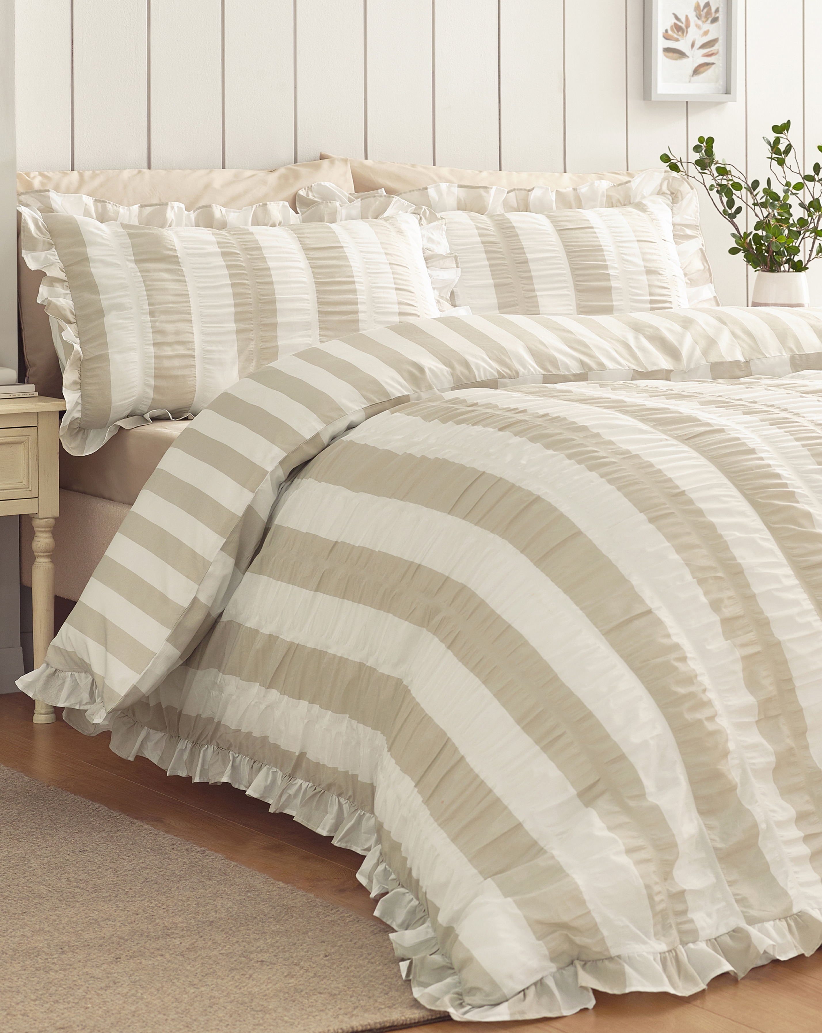 New In - Catherine Lansfield Seersucker Duvet Set