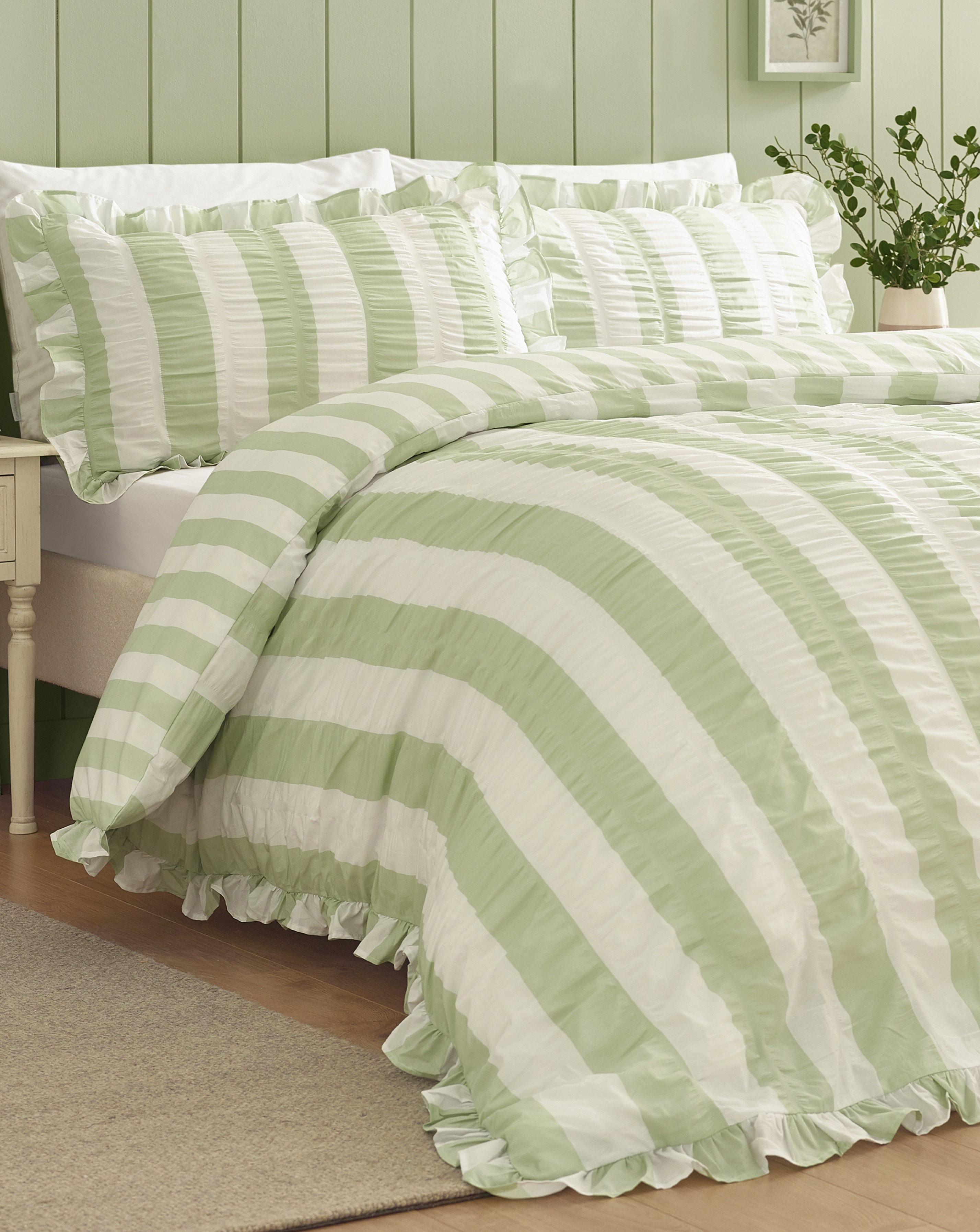 New In - Catherine Lansfield Seersucker Duvet Set