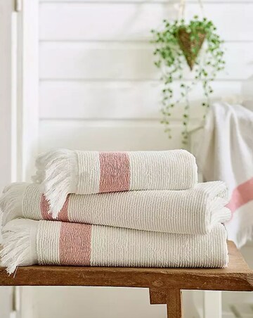 The Lyndon Company Oakwood Ridge Textured Fringed Towel