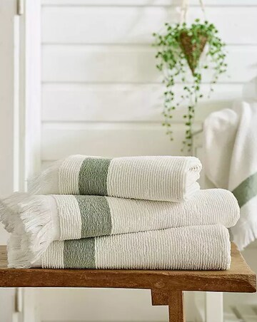 The Lyndon Company Oakwood Ridge Textured Fringed Towel