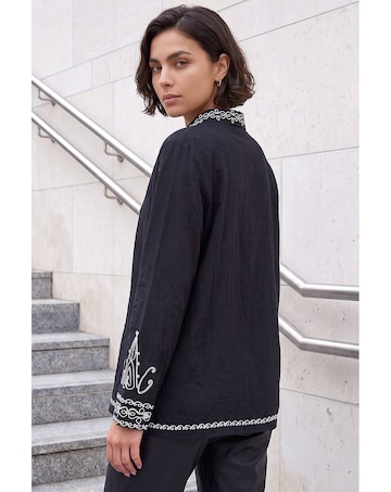 Roman Contrast Embroidered Collar Shirt