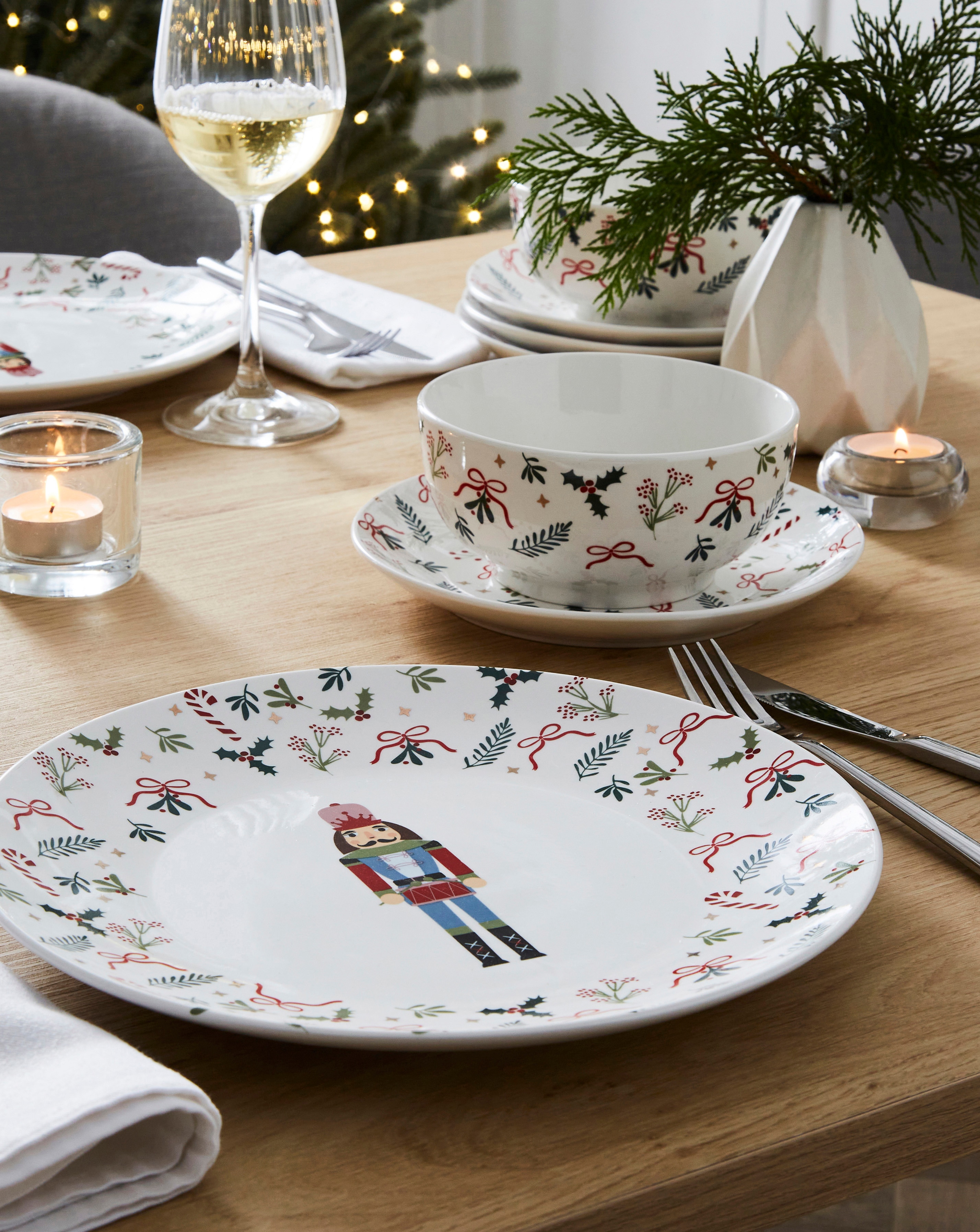 Merry Berries & Bows 12 Piece Dinner Set