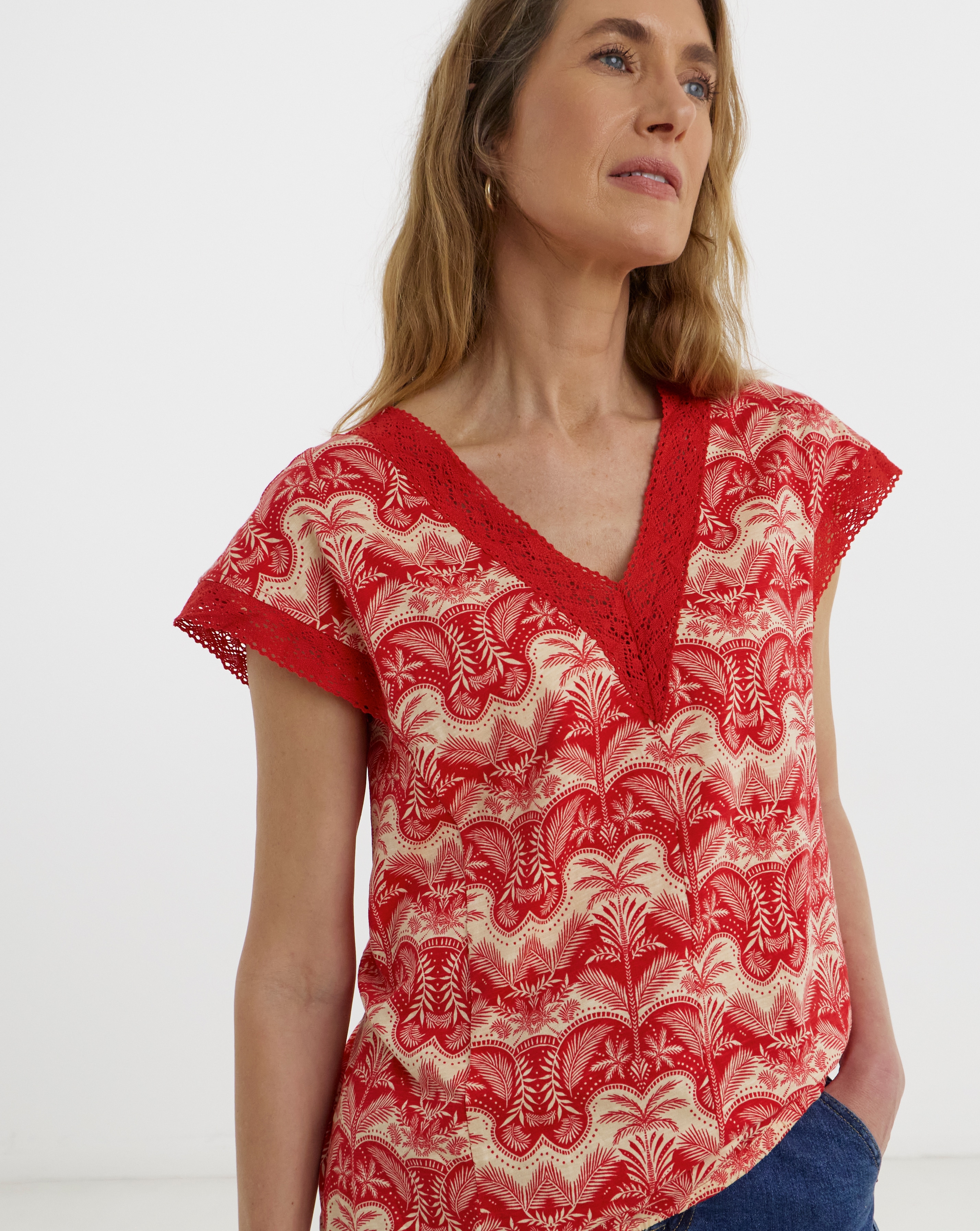 New In - Bubble Hem Lace Trim Top