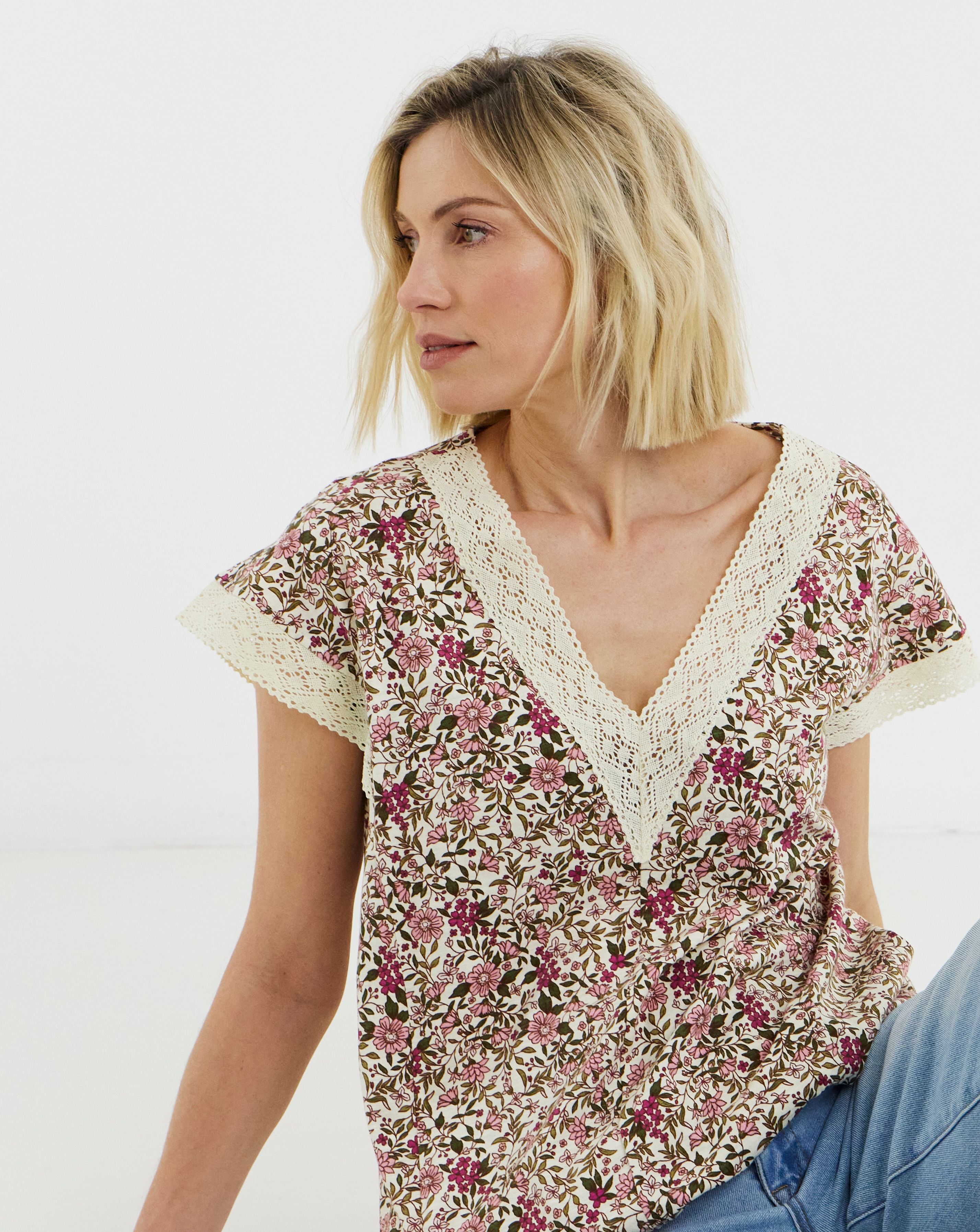 New In - Bubble Hem Lace Trim Top