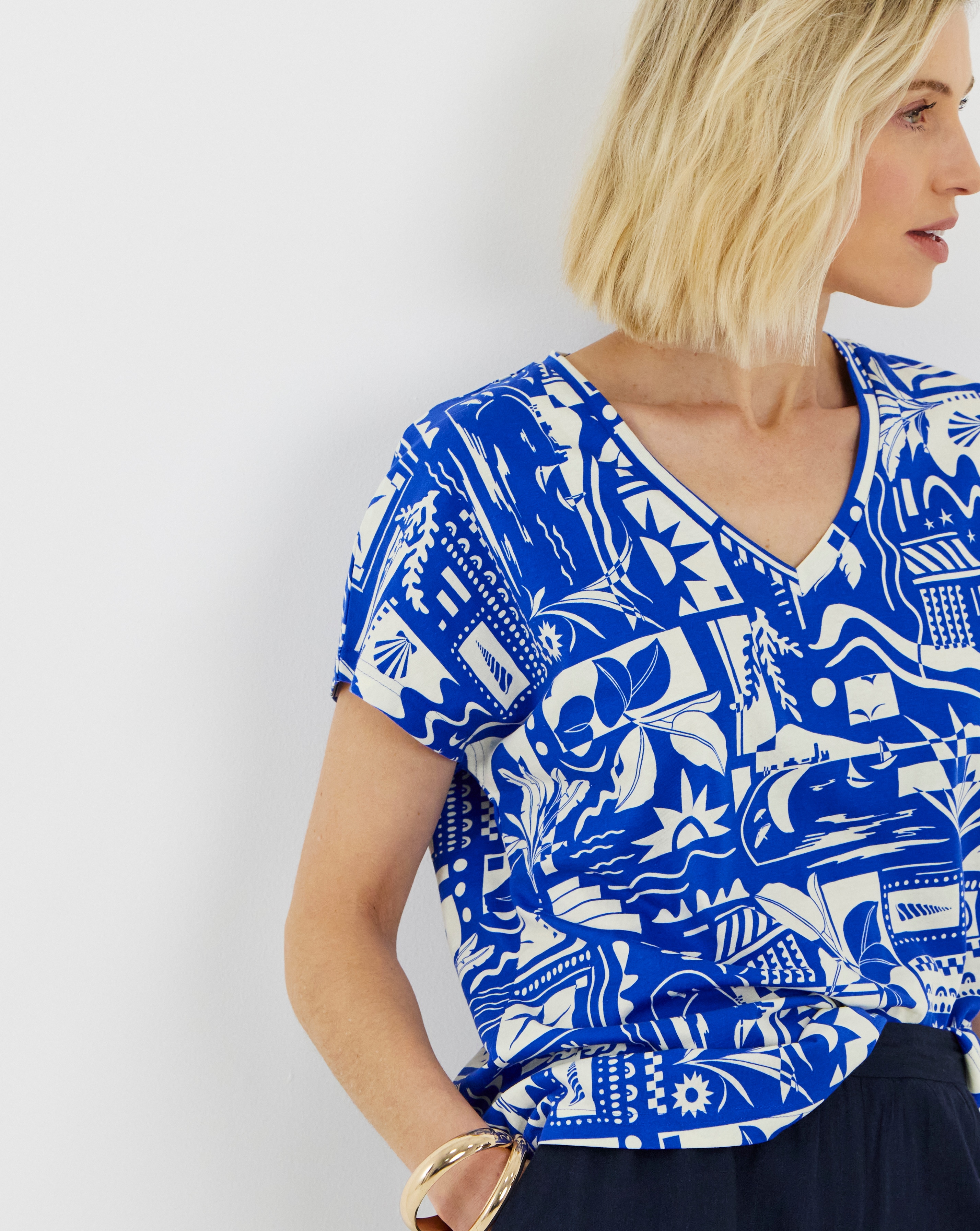 New In - The V-neck T-shirt