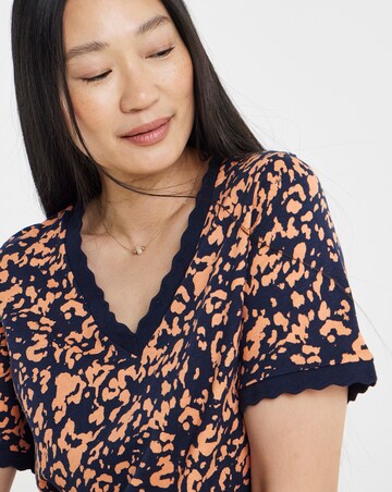 Printed Scallop V-Neck T-Shirt