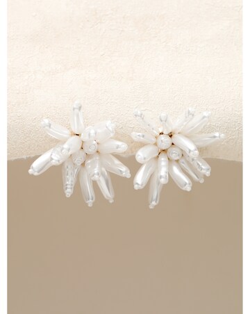 Mood Statement Pearl Floral Earrings