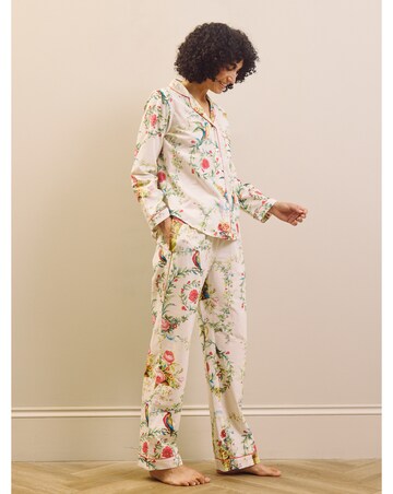 Neo Classical Bouquet Traditional Pjs
