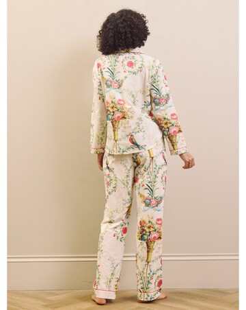 Neo Classical Bouquet Traditional Pjs
