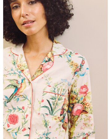 Neo Classical Bouquet Traditional Pjs