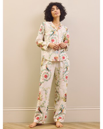 Neo Classical Bouquet Traditional Pjs