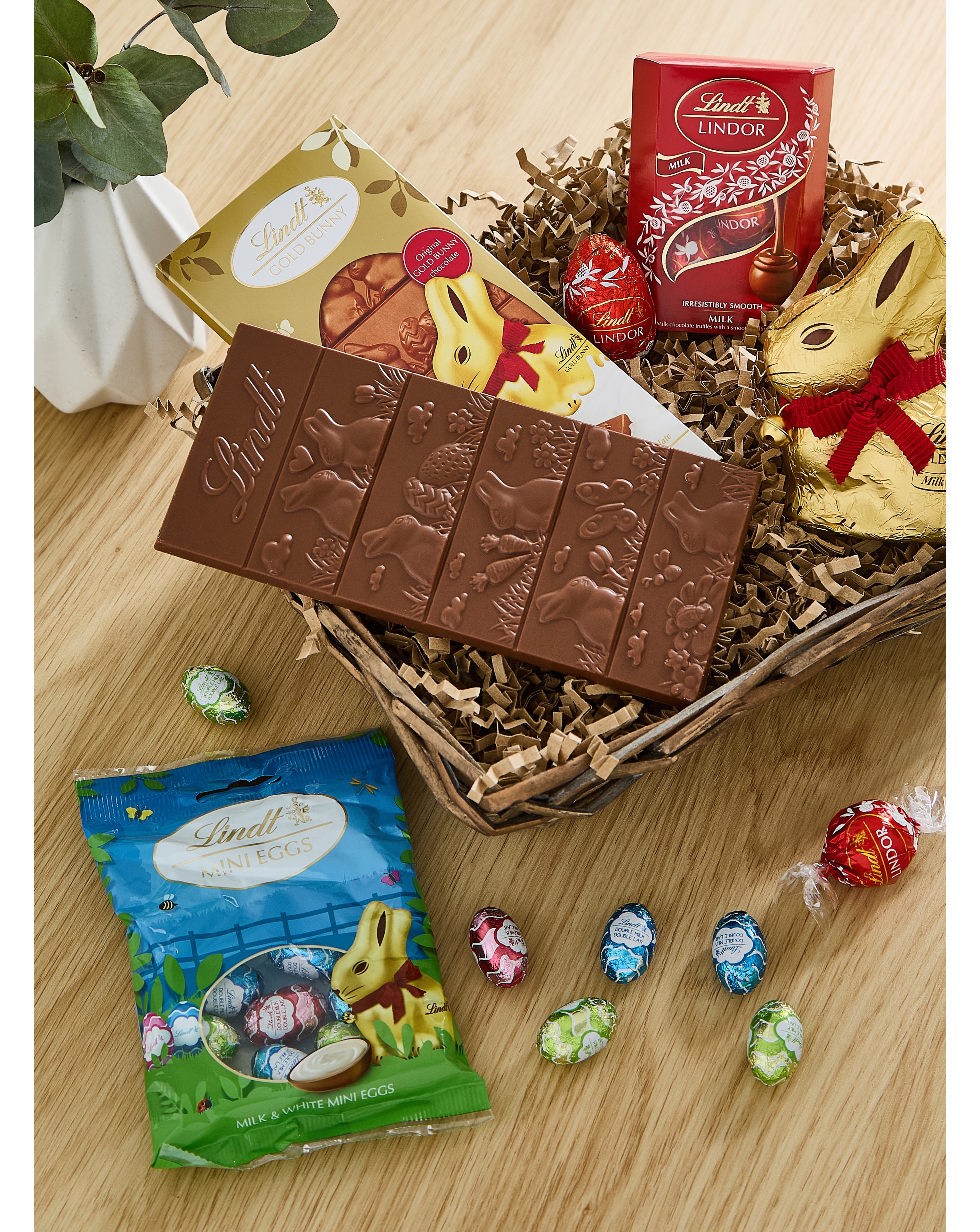 New In - Lindt Gold Bunny Chocolate Hamper 365g