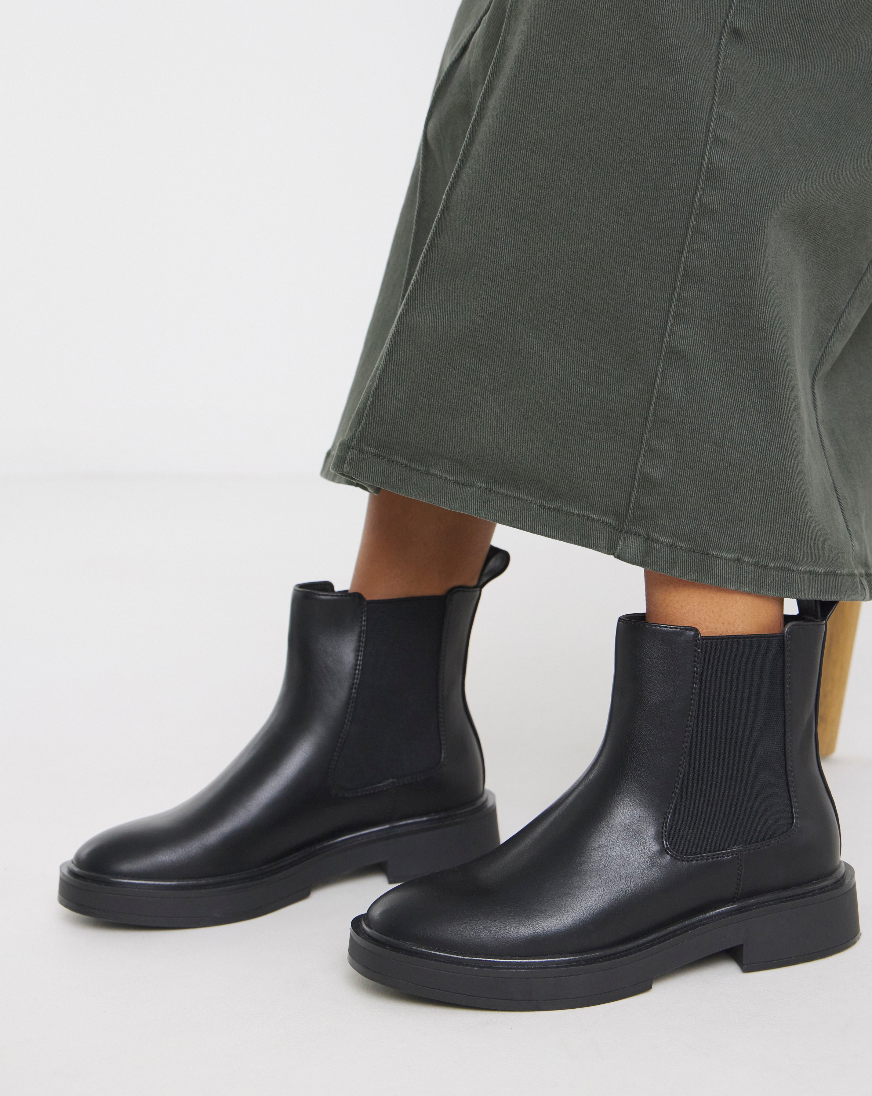 New In - Classic Chelsea Boot Standard
