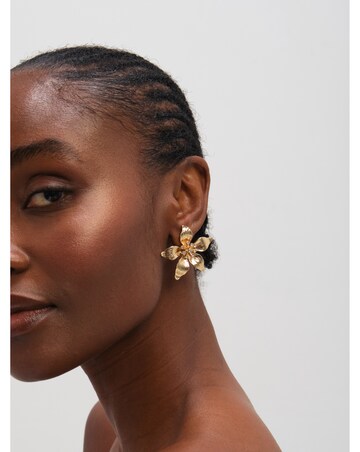Mood Gold Polished Statement Floral Earrings